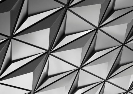 Geometric pattern of interconnected triangles in black and white