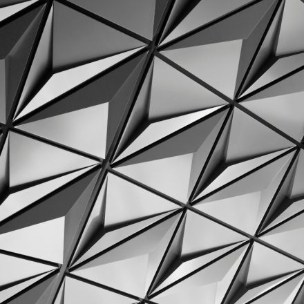 Geometric pattern of interconnected triangles in black and white
